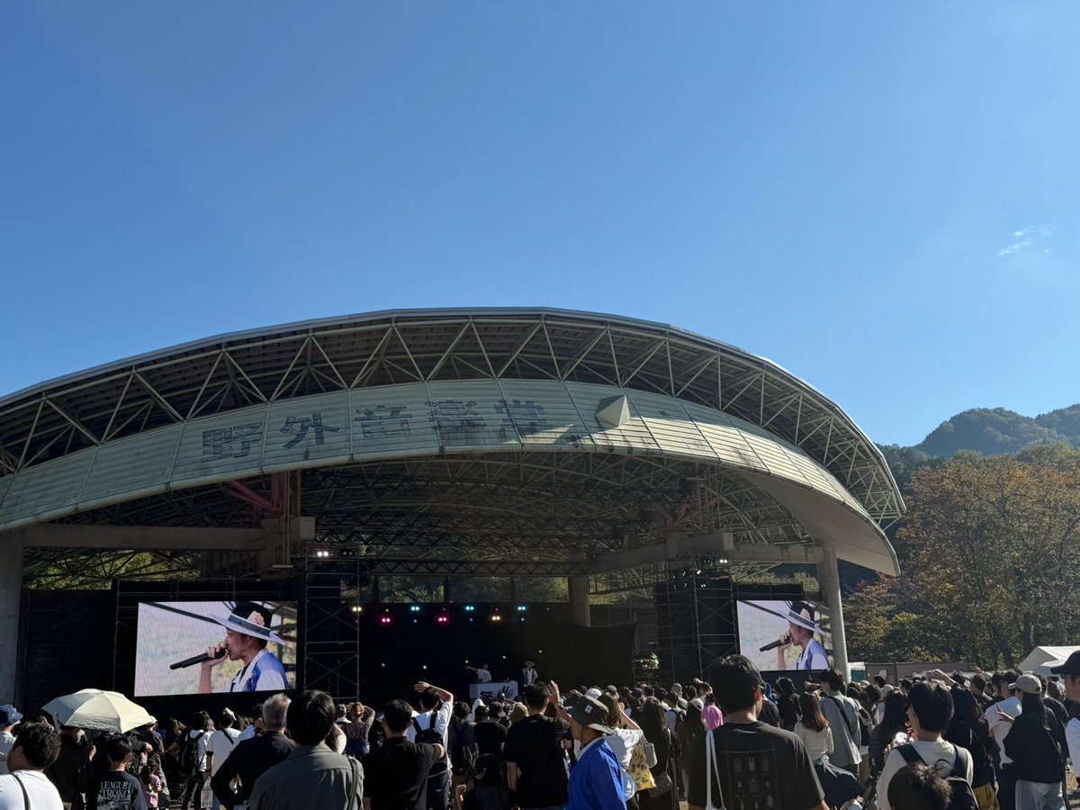 SEAMOjyukucho's tweet photo. 本日、岐阜トヨペットさんのインナーイベントGREAT THANKS PARTYに出演しました。大盛況でしたね🔥山とは思えないぐらい暑かったです😂しかし山を見上げて歌うのは気持ち良かった✨️ステージの大きさもインナーのイベントとは思えない規模でびっくり！サービスモニターまで完備してました。ステージまでの送迎はレクサスLM！凄い！因みにインナーイベントなのでしたがSEAMOタオル、TOKAISUMMITタオルも発見しました😆楽しんでくれてありがとうございます🙏そして岐阜トヨペットさん70周年おめでとうございます🎉節目の30年後も是非呼んでください🤣
