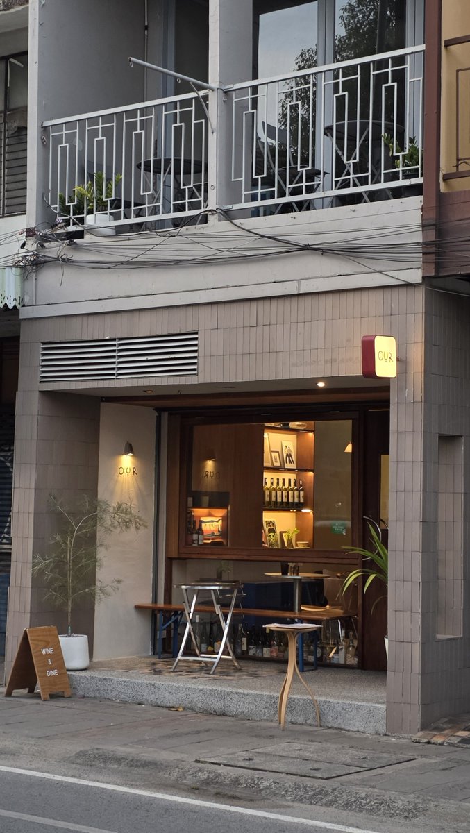 geegissss's tweet photo. ร้านนี้ตอนกลางวันเขาเปิดเป็นสมูทตี้ด้วยนะ ชื่อ mill a day อร่อยเลยแหละ 🥹

🥭 Mango Moochi เป็น Greek Yogurt ปั่นกับมะม่วง แล้วมีข้าวเหนียวใส่มาด้วย ฟีลข้าวเหนียวมะม่วงเวอร์ชันสมูทตี้เลย หอมหวานมันๆ ใครชอบข้าวเหนียวมะม่วงต้องลอง

🥜 Nutty Mood อันนี้สายเนยถั่วน่าจะเลิฟ เป็น Greek Yogurt ปั่นกับ Peanut Butter เนื้อดูเข้มข้นนัวๆ ด้านบนกรอบๆ อร่อยเลย

ชอบตรงที่ร้านเอา Greek Yogurt มาทำเป็นสมูทตี้ได้หลายรสเลย ใครเคยลองเมนูไหนของร้านนี้บ้าง มาแนะนำกันหน่อยย ✨

ที่สำคัญร้านอยู่ติดถนนท่าแพเลยนั่งหน้าร้านได้ไวป์ดีสุดๆ 😍

#รีวิวเชียงใหม่