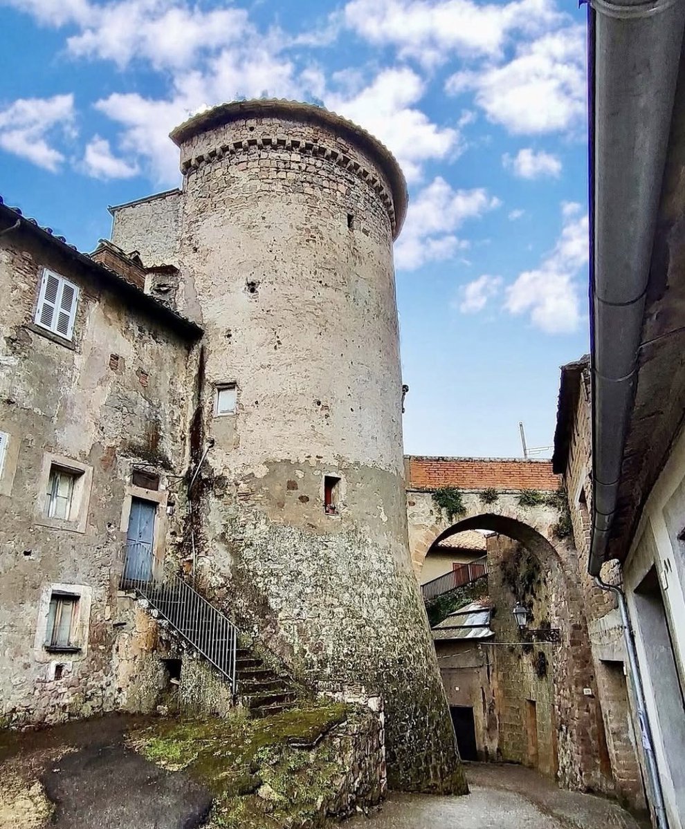 visit_lazio's tweet photo. Nel cuore dei Monti Cimini, #Canepina è nota come la "Città del Castagno". Il borgo conserva un centro storico ricco di architetture storiche, tra cui il #CastelloAnguillara

📸 Ig simonabetti3

#VisitLazio #CeTuttoUnLazioIntorno https://t.co/1Cam3tdMUl