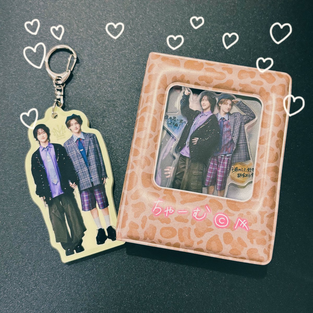 kaoric41's tweet photo. コレクトブックの表紙にアクスタがジャストフィット✨
（パツパツですが🙇‍♀️） https://t.co/4JnTRs5dIL
