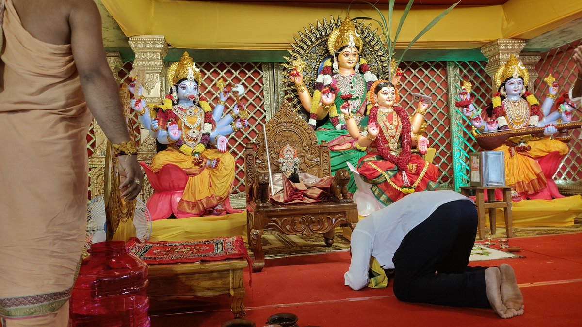 GondushankarTDP's tweet photo. శ్రీకాకుళం బలగలో కొలువై ఉన్న శ్రీ బాల త్రిపుర సుందరి దేవి ఆలయంలో దసరా ఉత్సవాల సందర్భంగా ఈరోజు అమ్మవారిని దర్శించుకుని, వేదపండితుల మంత్రోచ్ఛారణల నడుమ ప్రత్యేక పూజలు నిర్వహించాను. అమ్మవారి ఆశీస్సులతో నియోజకవర్గ ప్రజలందరూ సుఖసంతోషాలతో, ఆయురారోగ్యాలతో వర్ధిల్లాలని ప్రార్థించాను.
ఆలయంలో నిర్వహించిన బాల పూజలో పాల్గొని పవిత్ర కలశాలను అందజేశాను. అనంతరం అన్నదాన కార్యక్రమంలో పాల్గొని భక్తులకు స్వయంగా భోజనాలు వడ్డించాను.

#Srikakulam #Dasara2026 #BalaTripuraSundari #శ్రీకాకుళం #దసరా