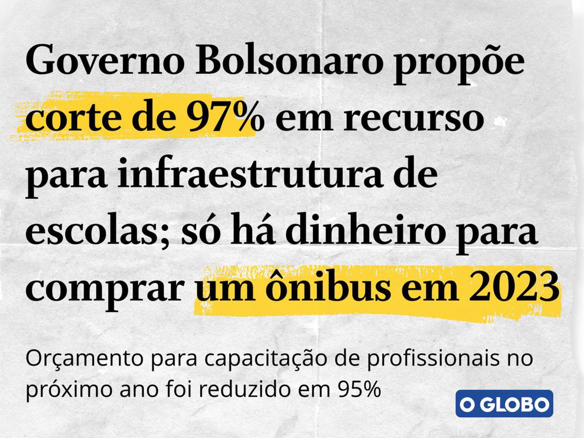 lleaonet's tweet photo. É assim que facistas tratam crianças... É bom para ninguém esquecer.   Criança sem escola, sem vacina e fazendo arminha. As poucas escolas que fizeram foram centros de doutrinação facista(chamadas escolas cívico-militares) #DIREITATERRORISTA https://t.co/eQqgohEDp5