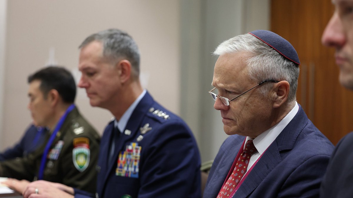 MON_GOV_PL's tweet photo. 📍 #Warszawa @WarsawForum | Wicepremier, minister obrony narodowej W. @KosiniakKamysz spotkał się z SACEUR gen. Alexusem Grynkewichem i przedstawicielami strony 🇺🇸. W rozmowach uczestniczą także wicepremier, minister spraw zagranicznych @sikorskiradek, wiceminister @magdasobkowiak oraz szef Sztabu Generalnego WP gen. Wiesław Kukuła. #WSF2026 #NATO