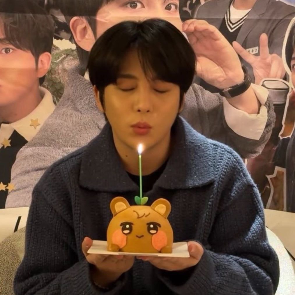 w_jjh_k's tweet photo. 촛불끌때는 꼭 눈을감아야하는것 정말baby.같고 귀여우시다 https://t.co/mJY7ZgXJlK