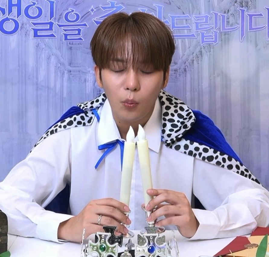 w_jjh_k's tweet photo. 촛불끌때는 꼭 눈을감아야하는것 정말baby.같고 귀여우시다 https://t.co/mJY7ZgXJlK
