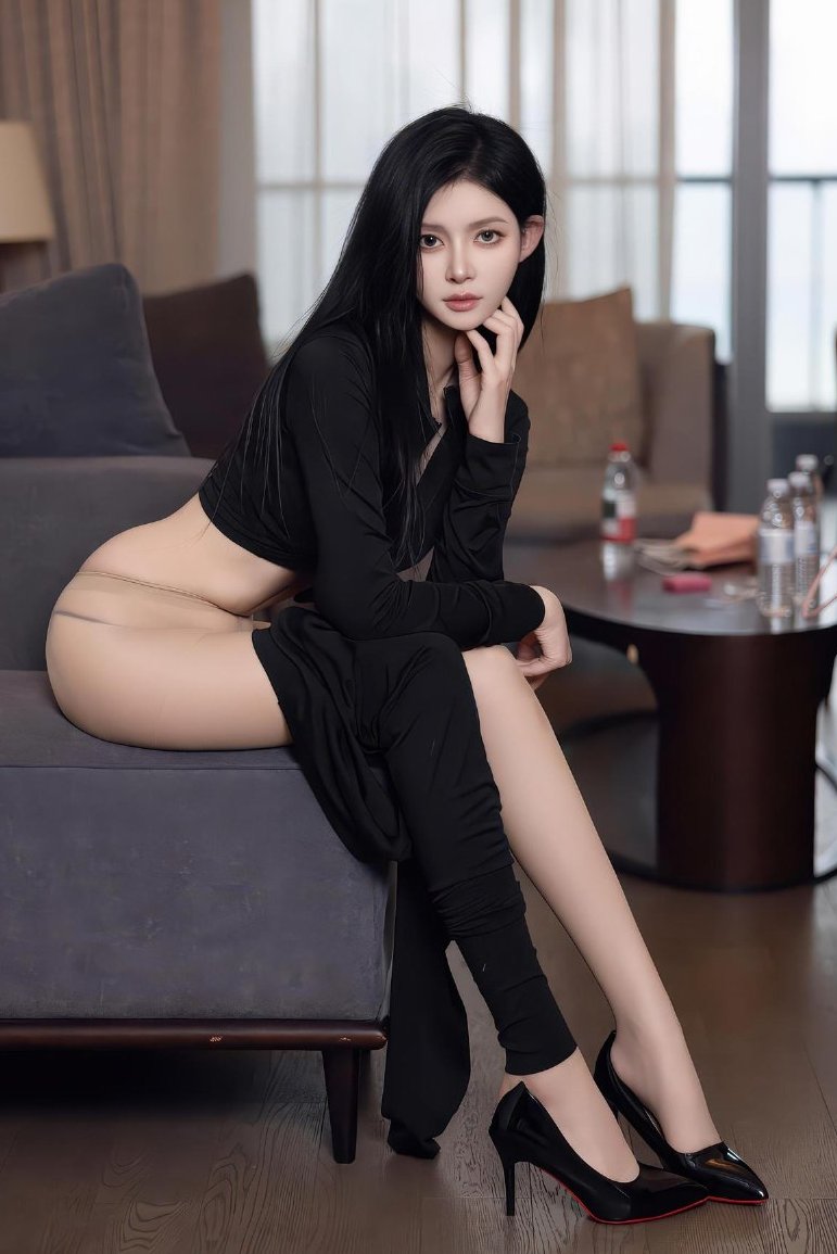 CbnAdnan's tweet photo. 这骚货长腿黑丝一坐，骚逼都快从丝袜里溢出来了
黑衣故意扯开，浪荡样儿专门给人看，贱成这样还装纯
高跟鞋踩着地，就差把腿分开求人操了
#极品 #骚货 #黑丝 #长腿 #母狗  #丝袜 #诱惑  #美腿 #臀 https://t.co/I5Sv7EJDFz