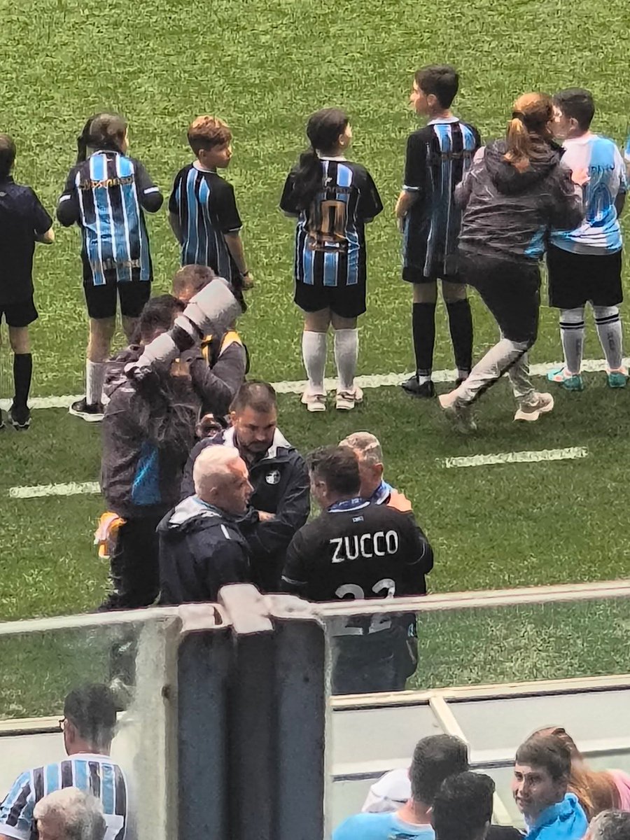 CiclopsfullJose's tweet photo. bolsonarismo é um câncer que tem que ser arrancado do Brasil. Por onde passa é só destruição! A bola da vez é o Grêmio 😞😞 https://t.co/MI21Loxksa