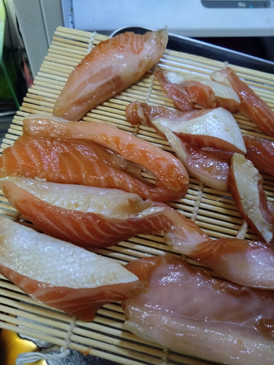 savao6054's tweet photo. サクサクパンッパンじゅわじゅわな一夜干し。
それとにんにく醤油みりん干しを干し始める https://t.co/G7HXoM7QT1