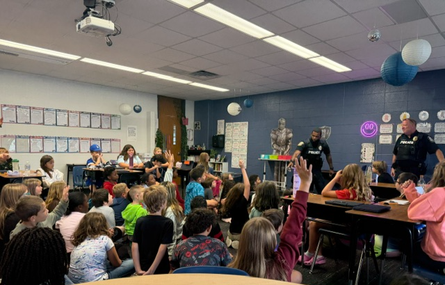 MSDDecatur's tweet photo. Our School Resource Officers (and K-9 Officer Hawk) visited Valley Mills Elementary to teach about bullying prevention. In addition to their law enforcement role, SROs also serve as educators and informal mentors/counselors in our schools!

#DecaturProud https://t.co/UxzdTe07bS