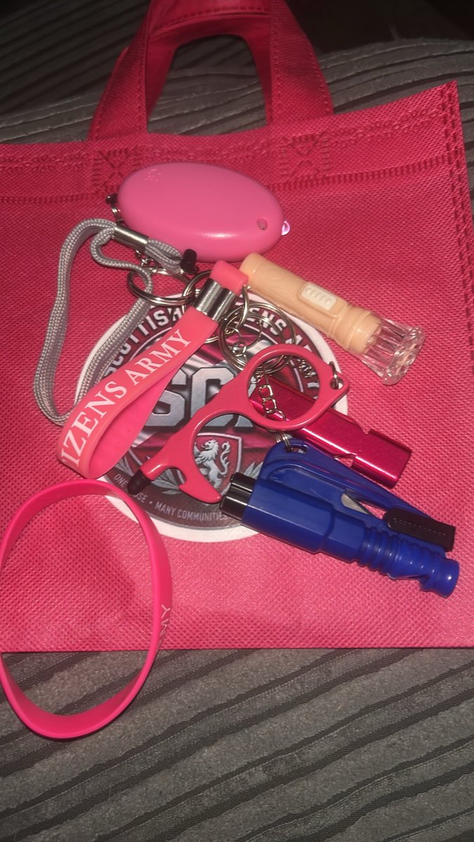 Nicole7moox's tweet photo. Big massive thank you to all the Scottish citizens army|woman for brining me my little safety care pack, and it was lovely to meet you♥️ https://t.co/5hTrKBS5JW