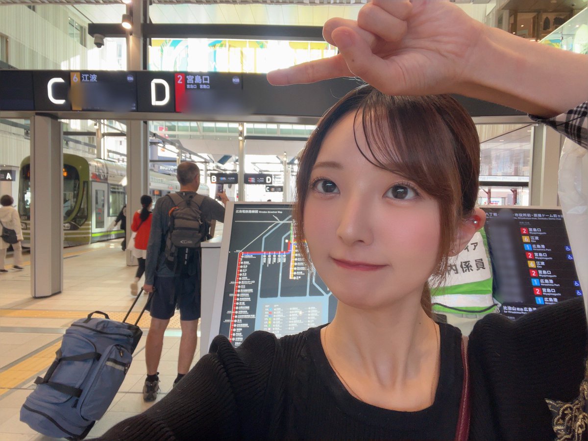 fuyuka0403's tweet photo. 📢お知らせ💖🎉

2026年10月1日から2027年2月28日まで
広島電鉄路面電車2号線（広島駅〜広電宮島口）の1編成に
「みよしのよしみファンクラブ」つり革広告が掲載されます🚃✨

私もアンバサダーとして掲載させていただいております🎉

掲載車両の運行情報等はお伝えできかねるので、見かけたらラッキーです✨✨💖👀

三次のファンクラブは全国誰でも会員無料で加入できますので是非！
https://t.co/Jgt3LeXKwo

⚠️広告を掲載した特定車両の運行情報について、広島電鉄（株）へのお問い合わせはご遠慮ください。
⚠️駅や電車内での撮影につきましては、広島電鉄（株）の決まりに従い、従業員の皆様や他のお客様のご迷惑にならないように注意して撮影してください。