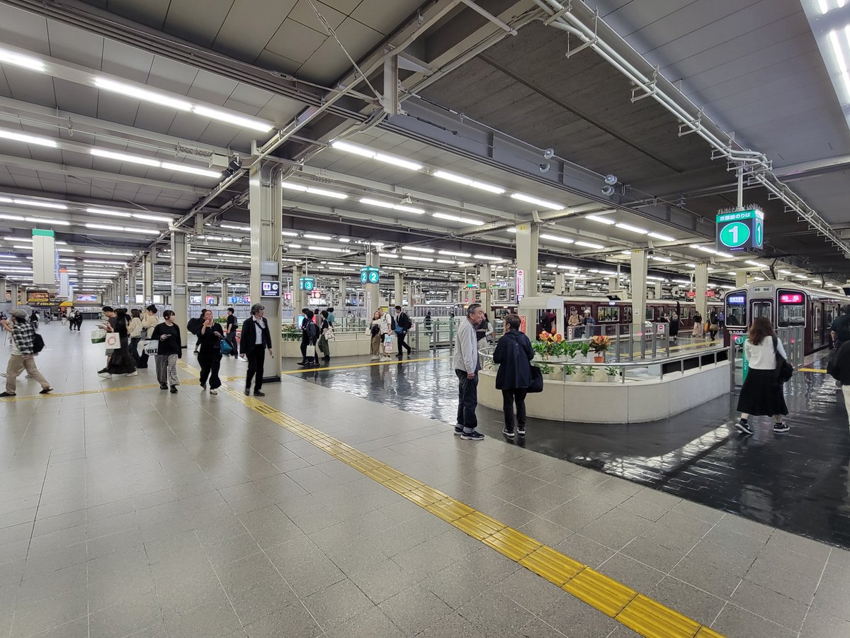 283_Saito's tweet photo. 阪急の大阪梅田駅、日本最大10面9線の頭端式ホームいつ来ても良いよねって言おうと思ったけど、一部工事���だった https://t.co/XVxDGTDgg4