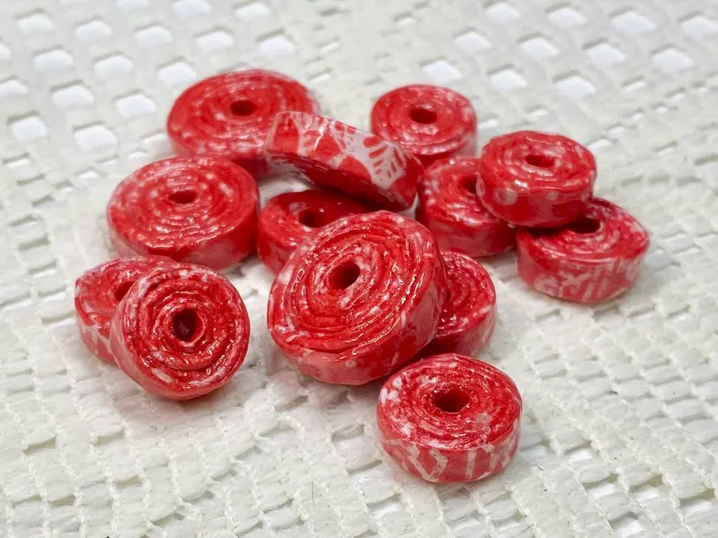 paperbeadboutiq's tweet photo. Handmade Paper Disc Beads: Snowflakes on Red Napkin Design 
https://t.co/8REU3d5Yce  #handmadenapkindiscbeads #jewelrymakingbeads #mixedmediabeads #craftingbeads #paperbeads #holidaybeads #winterbeads https://t.co/YMZVWzDWlW