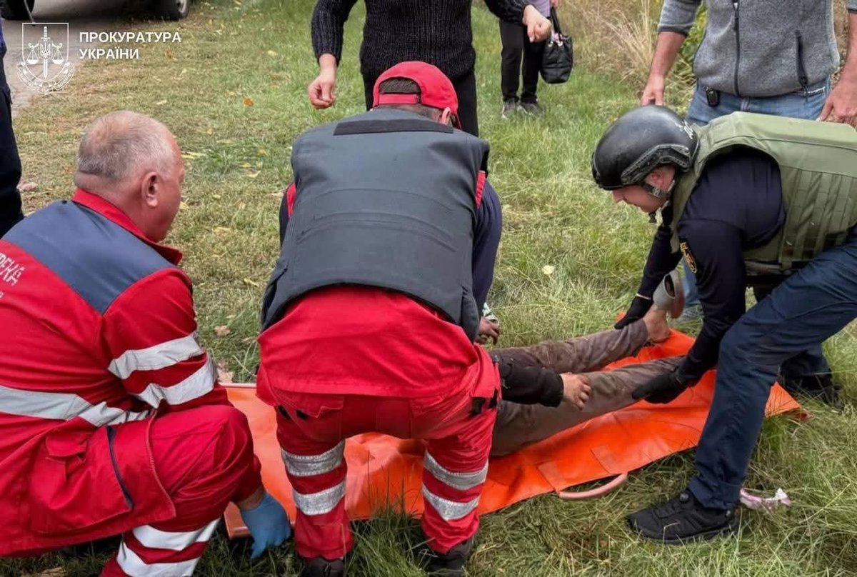 Toriadus's tweet photo. Russians attacked a group of Ukrainian children in Nikopol with an FPV drone. They killed an 11-year-old boy and injured two other children.

Russians are the most vile terrorists the world has ever seen. https://t.co/IxI9JwZKHp