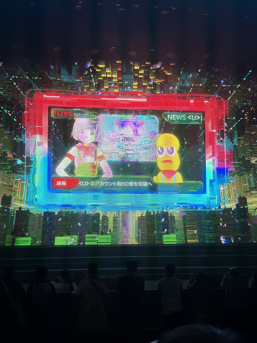 plastic_candy's tweet photo. アニマーシブライブ 竜とそばかすの姫@ MoN Takanawa、新しいエンターテイメント体験でした。
映画『竜とそばかすの姫』の仮想世界〈U〉を舞台に、新たな歌姫「レイラ」を描いた、映像とライブが融合した舞台。
スマホが連動した光と音の演出があり、特に音の演出は、
客席全体から様々な音が聞こえてくるので、まさに仮想世界〈U〉に自分も入り込んだように感じられたのが面白かったです！

大型の正面と側面の大型LEDディスプレイの映像と、ステージ上のライト等を使った演出もあるので、どこまでの演出が映像で、どこから実物か分からなくなるような臨場感もあり。

前方にはスタンディング席もあったり、座席でもスタンディング推奨だったりというのもユニーク。私は1階席で鑑賞しましたが、スタンディングとか前方で観るとより没入感が高そう。主役のレイラ役は5名のキャストでステージごとに異なるので、演じる方が変わることでも雰囲気が変わりそうなステージでした。

映画とは別の物語だけれど、『竜とそばかすの姫』に登場した楽曲や印象的な場面も。

開演30分前から物語の世界観の映像があり、開演前は写真・映像もOK。ステージ中にも一部動画のみ撮影OKな時間もありました。