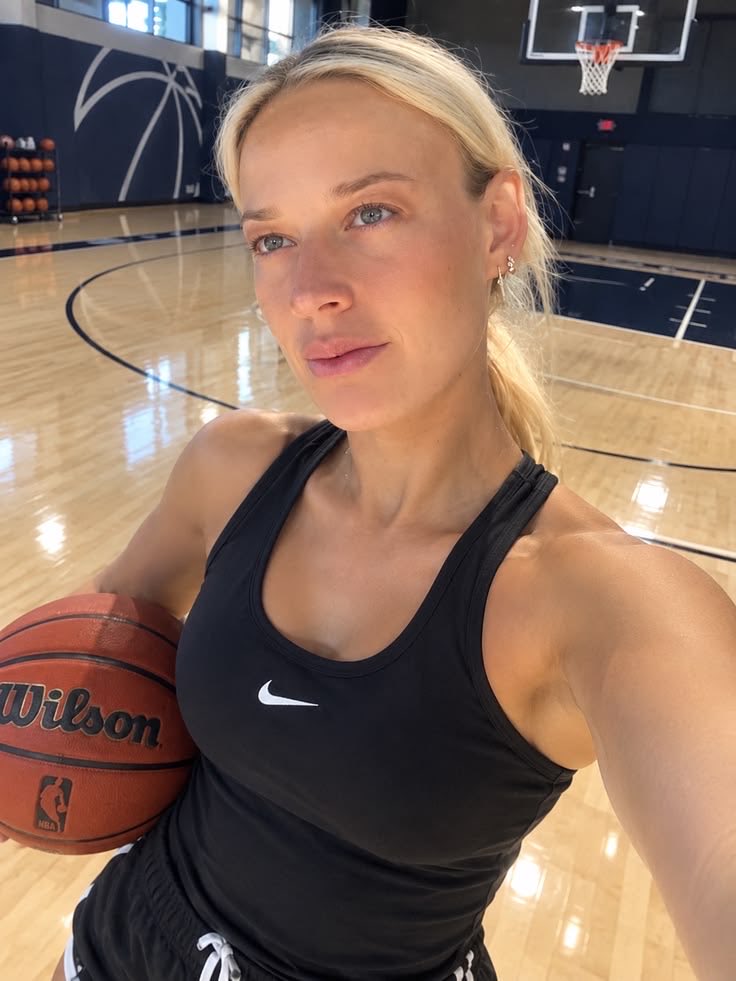 sophiecuningam2's tweet photo. Been thinking of getting more piercings and a little lip filler. What do you guys think? ❤️🏀 https://t.co/rb4K7AtAeO