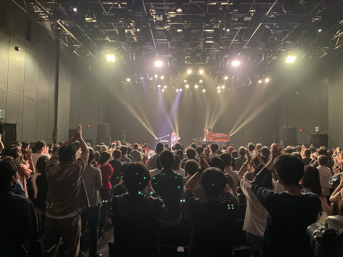 okuhanako's tweet photo. 奥華子弾き語りツアー福岡公演ありがとうございました！
すごく静かな中にも熱い視線がビシビシ伝わってくるライブでした。嬉しかったなぁ。ありがたいです。今回のツアー、九州地方は福岡だけで他県からわざわざ見にきてくれた方もいて、今度はもっと私から会いに行けるように頑張らねばっ！と思いました。
日帰りは寂しいけど、空港のラーメン美味しかった！帰ります！ありがとうございました！