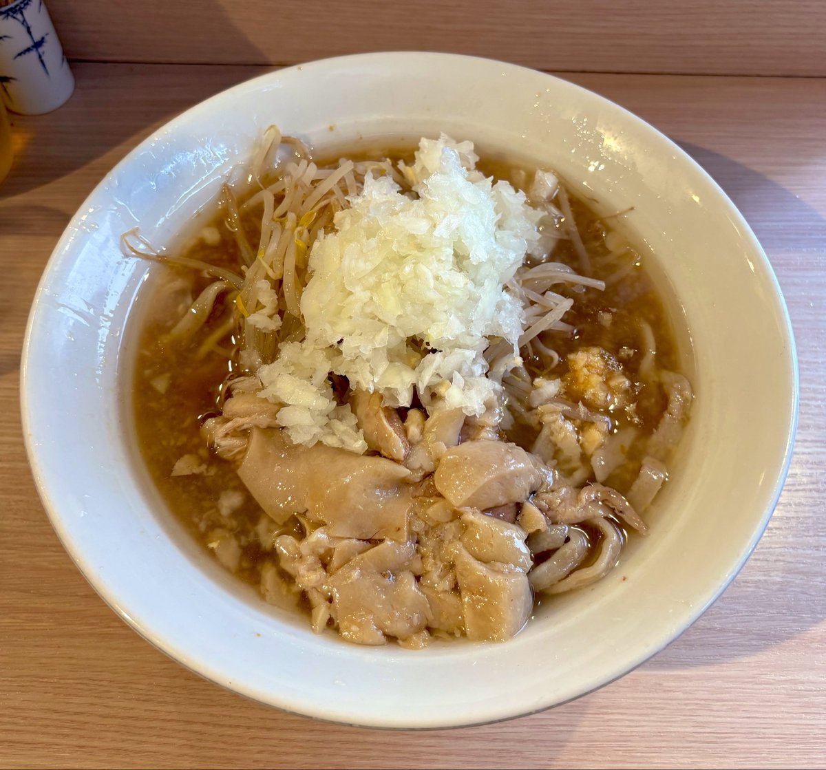 ra_men_niki's tweet photo. 昔ラーメン二郎で店長をされていた方が新橋の路地裏でお店をやっているとのネットの情報をみて行ってみた！

入り口から異様な光景でビビって入店、そしたら超高速でラーメン出てきて驚愕‼️しかも超極太麺で色んな意味でKOされた。 https://t.co/p3pvA7U44q