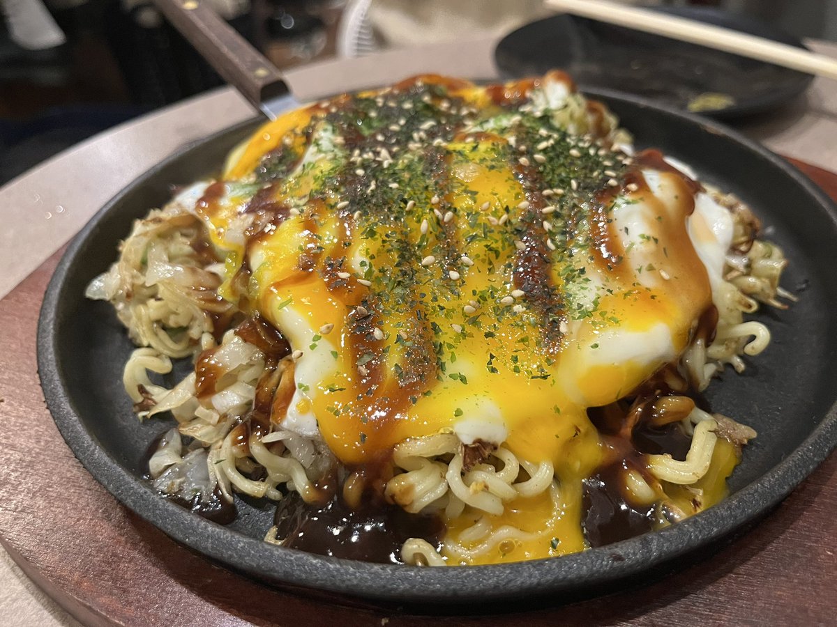 daaaaaausagi's tweet photo. 飯田橋　広島お好み焼き くるみ

久々のくるみ！安定の美味しさ！
半熟スペシャルと肉玉、せせりとアスパラ焼きをシェア。 https://t.co/jXQWCVZEHJ