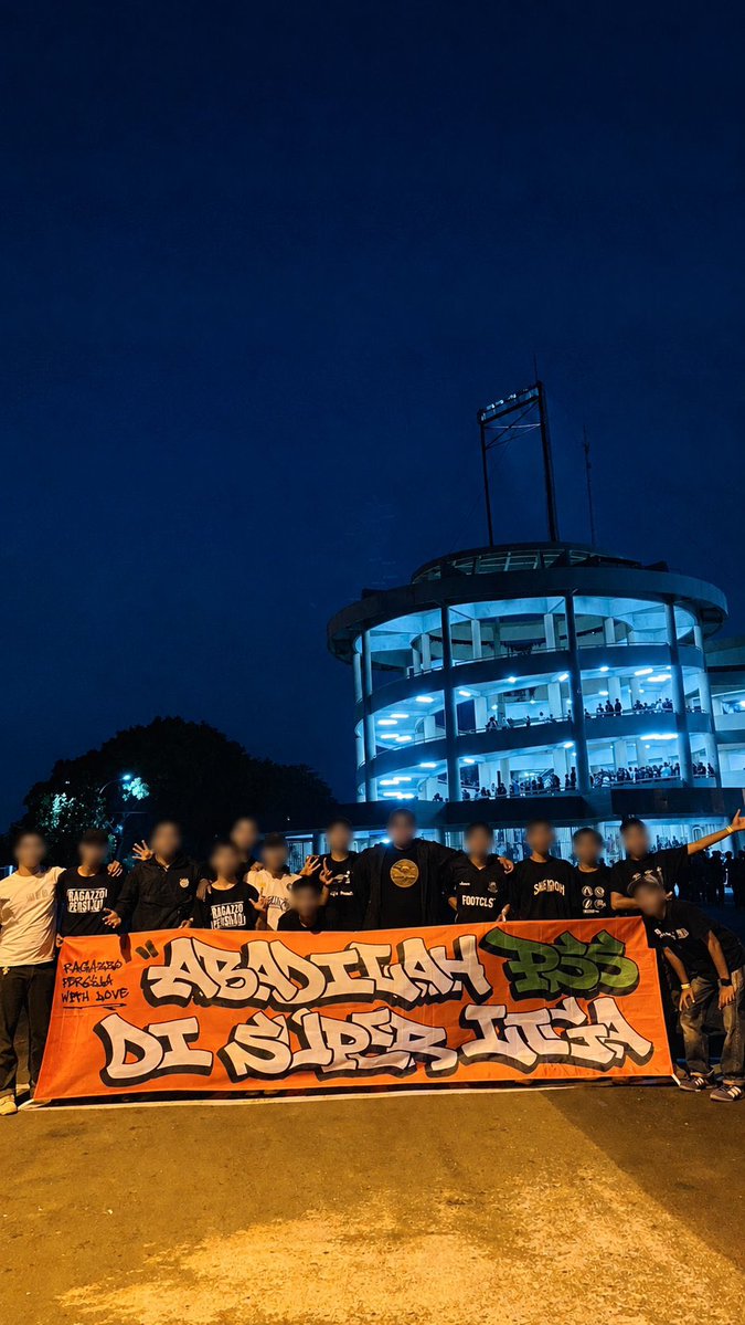 TheShooter_id's tweet photo. Sampai jumpa kembali kawan Makassar, juga The Jak yang telah mampir ke rumah membawa pesan harapan terbaik.

Sepakbola dan persaudaraan, next ketemu dulur Surabaya 💚 https://t.co/Cilm45lIjj