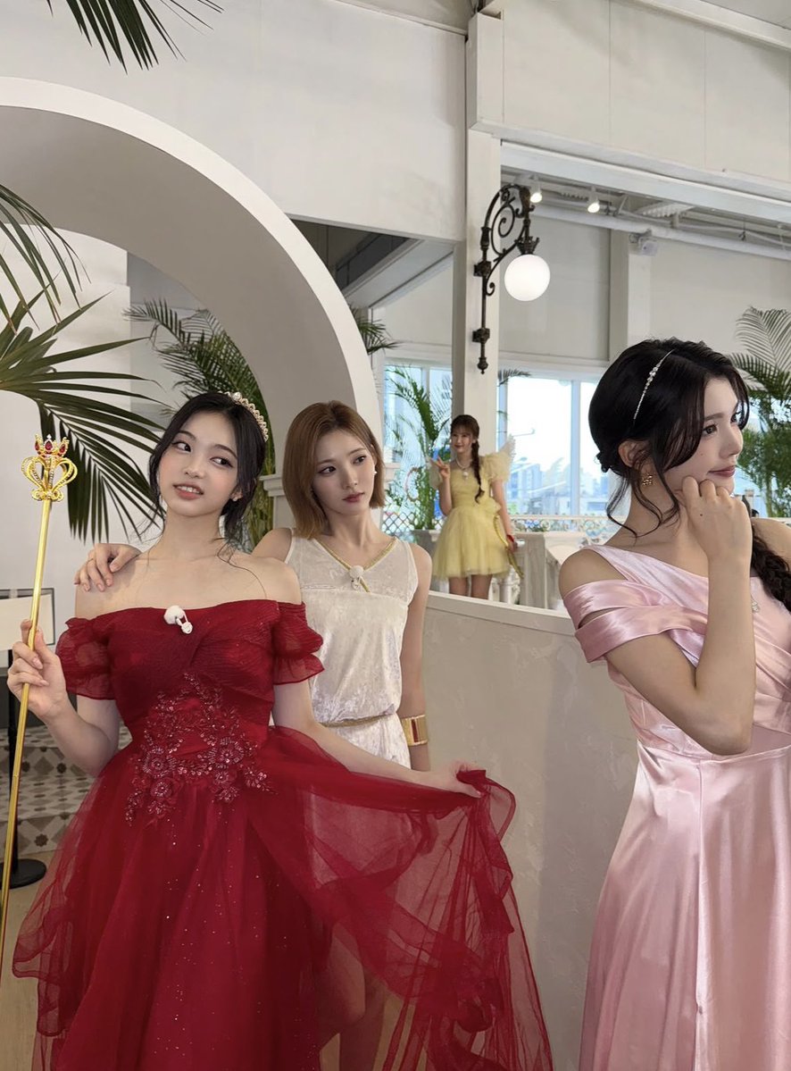 sidisBiB's tweet photo. 서로째려보는사이 https://t.co/2vtfilvg0E