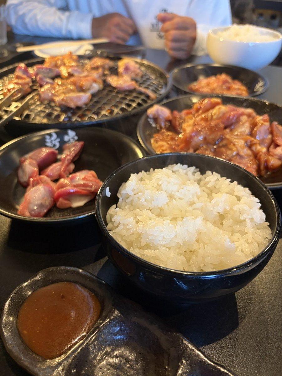 dramimi11's tweet photo. 第一目的地のとり焼き新家さん。味噌ダレの若鶏旨うま😋

バラのアイスが乗ったモクモクの飲み物とプリン🍮
これも旨うま😋

海の上の展望台はちょうど干潮時で…陸地の上の展望台😆 https://t.co/9cs9AMMaal
