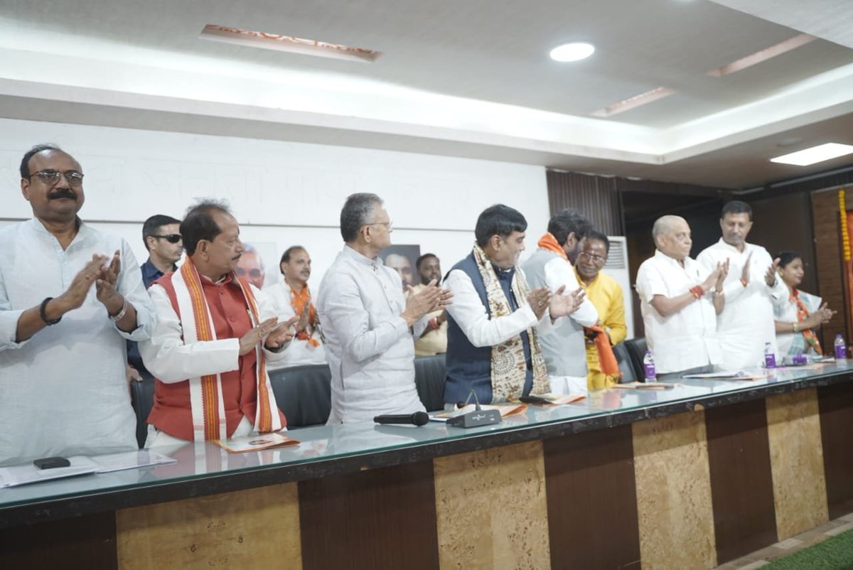 VijayKrSinhaBih's tweet photo. 📍 अटल सभागार, भाजपा प्रदेश कार्यालय, पटना

आज प्रदेश भाजपा कार्यालय स्थित अटल सभागार में  बिहार विधान परिषद (MLC) चुनाव को लेकर आयोजित महत्वपूर्ण बैठक में सम्मिलित हुआ। 

बैठक में उपस्थित NDA के सभी जनप्रतिनिधिगण, वरिष्ठ पदाधिकारियों एवं कर्मठ कार्यकर्ताओं के साथ विचार-विमर्श कर शिक्षक व स्नातक मतदाताओं से जनसंपर्क साधने, एनडीए सरकार द्वारा शिक्षा जगत व युवाओं के हित में किए गए ऐतिहासिक कार्यों को घर-घर पहुँचाने तथा दोनों सीटों पर ऐतिहासिक जीत दर्ज करने का दृढ़ संकल्प लिया गया।

#NDABihar #BJPBihar #MLCElection #PatnaTeacherConstituency #PatnaGraduateConstituency
