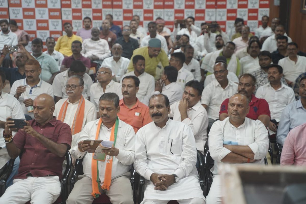 VijayKrSinhaBih's tweet photo. 📍 अटल सभागार, भाजपा प्रदेश कार्यालय, पटना

आज प्रदेश भाजपा कार्यालय स्थित अटल सभागार में  बिहार विधान परिषद (MLC) चुनाव को लेकर आयोजित महत्वपूर्ण बैठक में सम्मिलित हुआ। 

बैठक में उपस्थित NDA के सभी जनप्रतिनिधिगण, वरिष्ठ पदाधिकारियों एवं कर्मठ कार्यकर्ताओं के साथ विचार-विमर्श कर शिक्षक व स्नातक मतदाताओं से जनसंपर्क साधने, एनडीए सरकार द्वारा शिक्षा जगत व युवाओं के हित में किए गए ऐतिहासिक कार्यों को घर-घर पहुँचाने तथा दोनों सीटों पर ऐतिहासिक जीत दर्ज करने का दृढ़ संकल्प लिया गया।

#NDABihar #BJPBihar #MLCElection #PatnaTeacherConstituency #PatnaGraduateConstituency