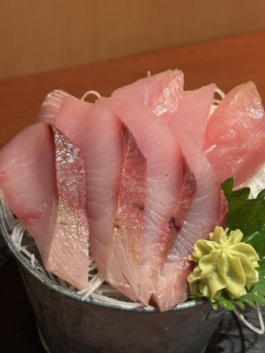 undine2880's tweet photo. 夕飯は埼玉の川島町のそうま水産でお刺し身定食＋ブリの刺身を(o'ω'o)
夏にこっち来た時は行けなかったんでどうしても食べたかったw
ちなみにまあまあのお値段はするがそれ以上の幸せはここにある💮 https://t.co/5mVT1ontzp