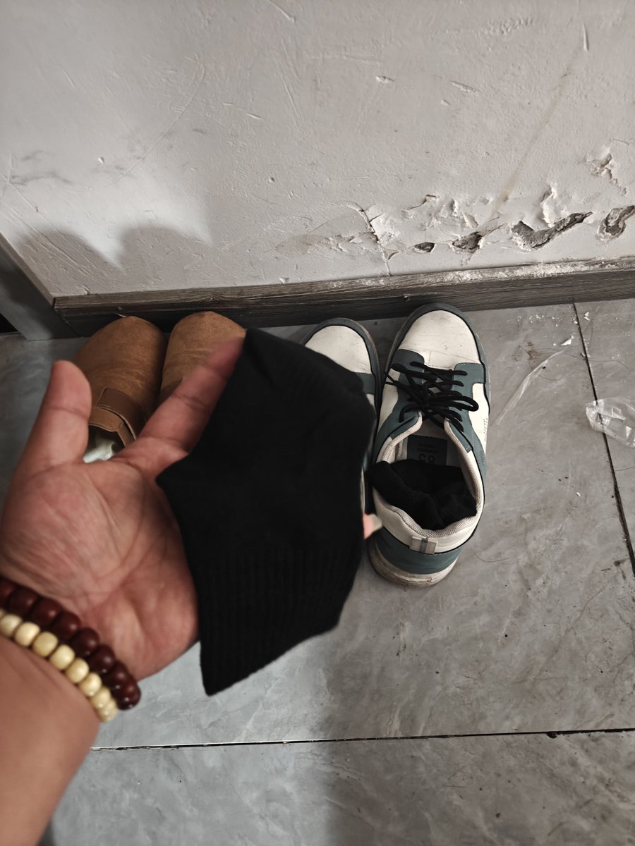 zqboif's tweet photo. 我的妈呀！！一下班这么多人看我发帖子！感谢姐妹们的关注！！说正事今天那个小哥哥穿了一双土黄色的鞋子，图片里有！那双板鞋我看了袜子还在里面，估计他还没有发现吧！！他晚上11点左右应该回来，他对象也不上班，他也不早起不知道他俩干嘛呢！右边是他的土黄鞋子！！真丑 https://t.co/S5BDOE74lK