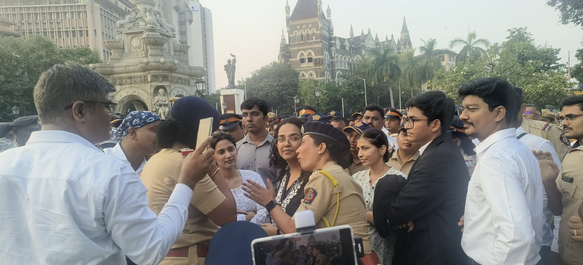 LiveLawIndia's tweet photo. #Breaking: Bombay High Court lawyers attempted to stage protests just opposite Bombay High Court near the iconic Hutatma Chowk/Flora Fountain. 

Mumbai Police stops them from protesting and singing National Anthem. 

#BombayHighCourt #Protests #Lawyers https://t.co/Iv08Ba4jyc