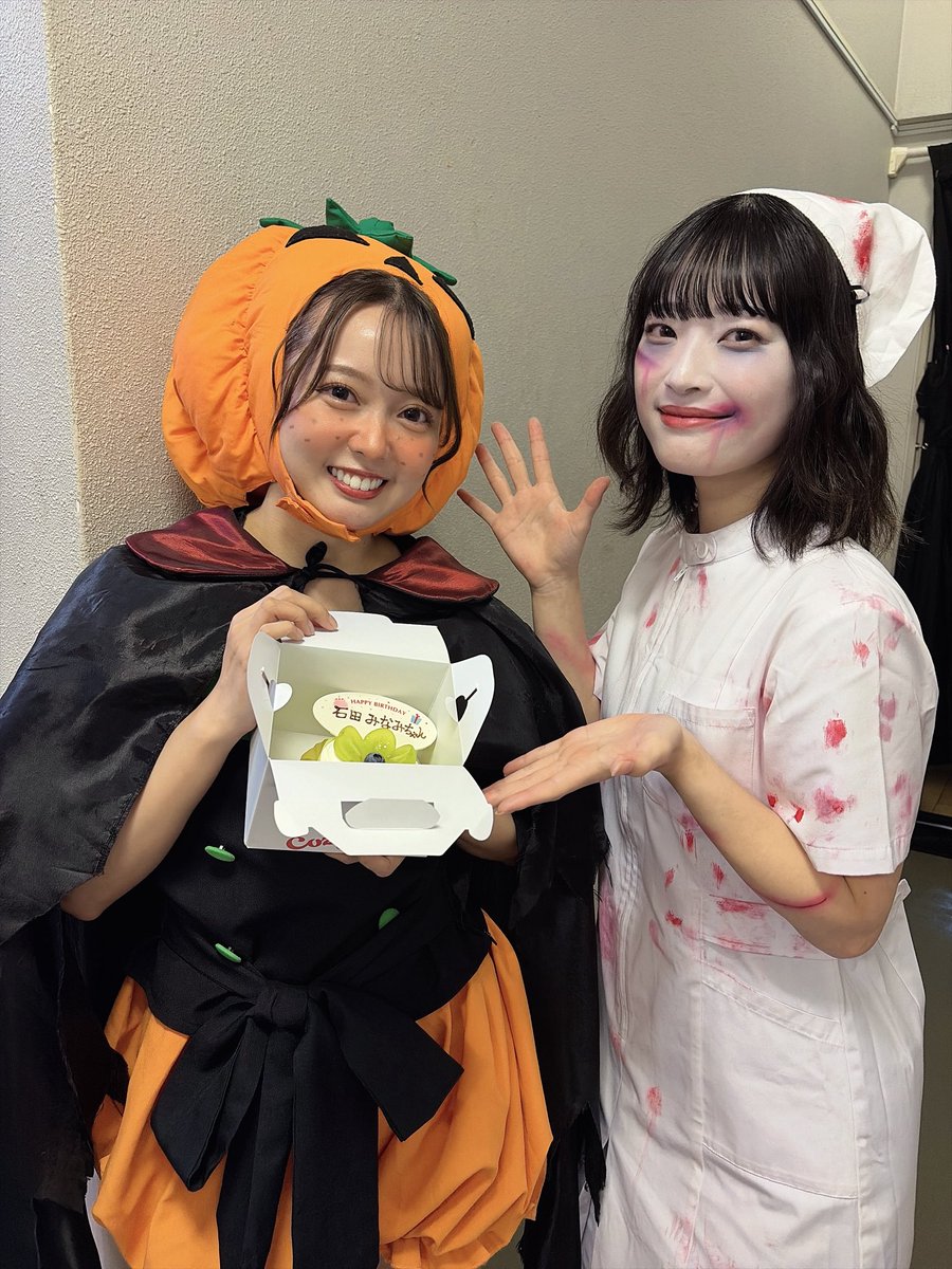 mainey_official's tweet photo. #Refrain2026 
思い出写真📸

主演のあかり役のもえかさんと
たくさん小豆を洗ってもらった小豆洗い役の城さんと
昨日、お誕生日だったジャオタン役のみなみさん✨

たくさんお写真撮っていただいたので
順々に載せます〜❣️
カメラフォルダが幸せ🥰 https://t.co/pbcj65TbcV