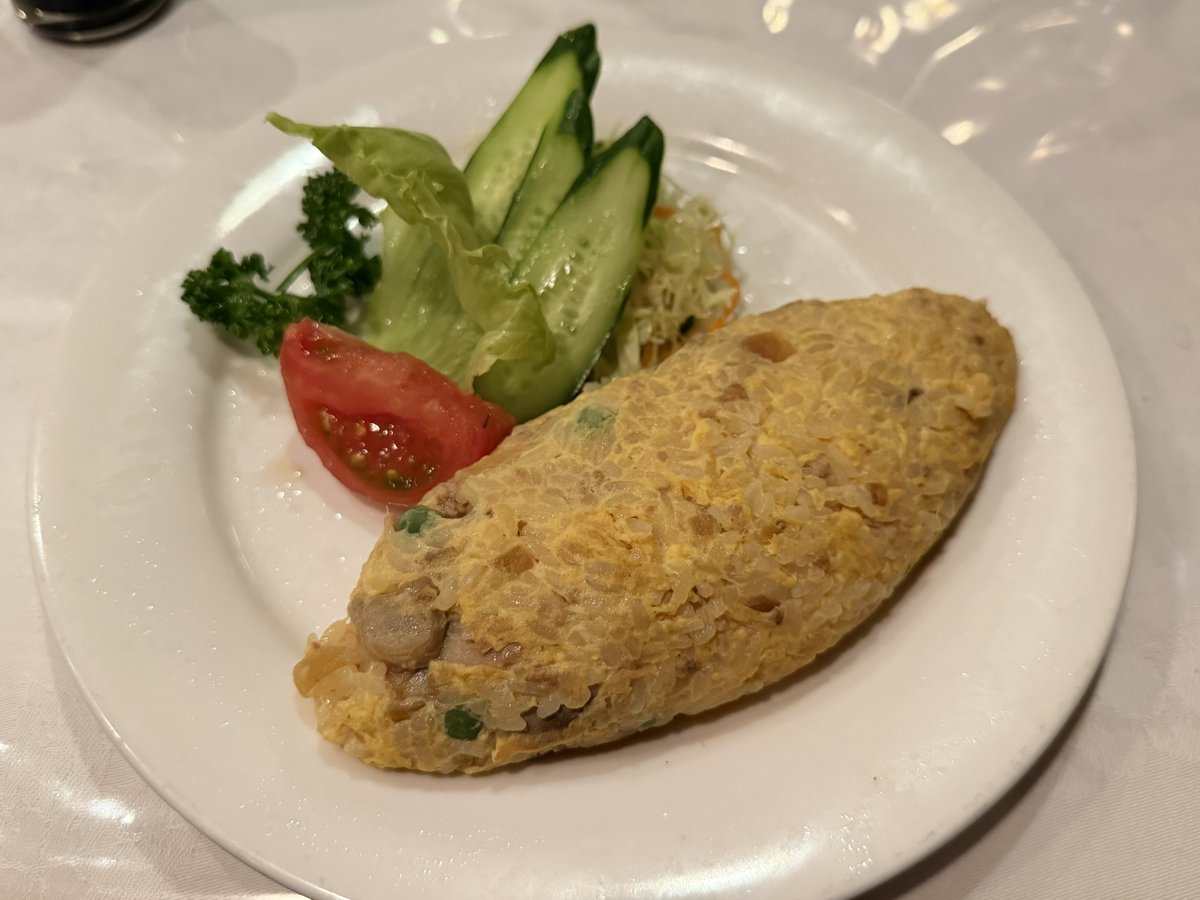 Yu_yu_05_'s tweet photo. 彼女が誕生日だったから3日間色々美味しい物食べたりした、オムライスよく食べた🥰🥰🥰 https://t.co/Q6EFmBoBRu