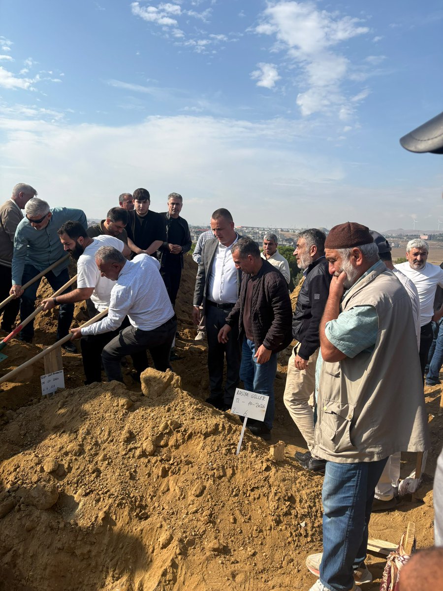 emresinir1's tweet photo. 📍#Mahalle sakinlerimizden Rasim Güler’i, bugün #Silivri #Çanta Mezarlığı’nda dualar eşliğinde son yolculuğuna uğurladık.

Merhuma Allah’tan rahmet; ailesine, yakınlarına ve sevenlerine sabır ve başsağlığı diliyorum.

Mekânı cennet olsun.

Emre Sinir
Kamiloba Mahallesi Muhtarı

#EMRESİNİR

 #KAMİLOBA #MAHALLESİ #MUHTARI 

#EmreSinir #Kamiloba #MahalleMuhtarı #Muhtar #Mahalle #Halk #HalkınSesi #Yerel #Gündem #Sondakika #Halkımız #Vatandaş #Kültür #İstanbul #Büyükçekmece  #Vefat #Taziye