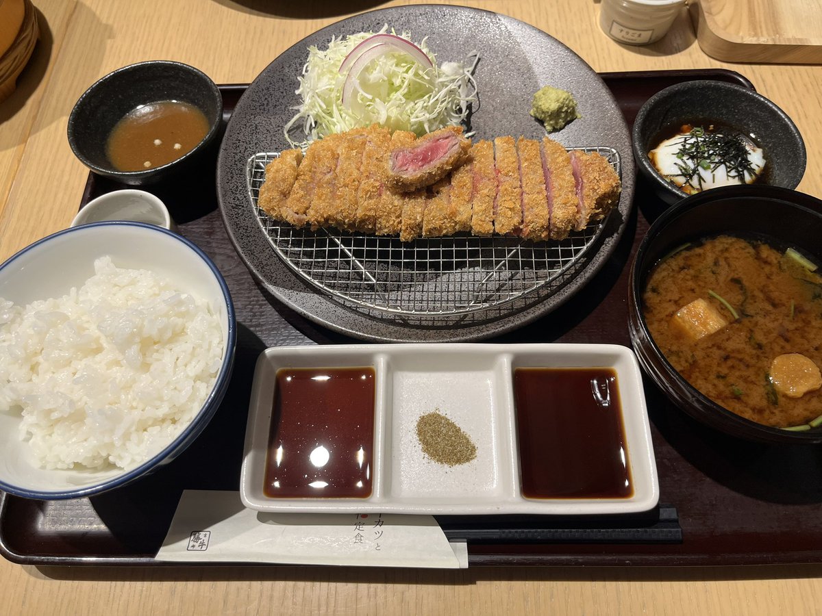 annya342's tweet photo. 今日はお母さんとちぃかわの映画観て、ちぃかわらんどに行って、高野でプリンアラモード食べて、初めて念願の牛カツを食べました🍚
美味しかったし楽しかったです💖 https://t.co/1B1Nb3bG5B