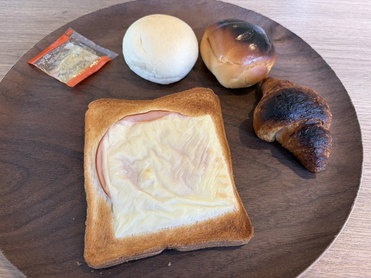 Rimani_meea's tweet photo. 焦げた朝食🍞と上手く(当社比)結べたリボン🎀 https://t.co/gf1Y0ffrdU