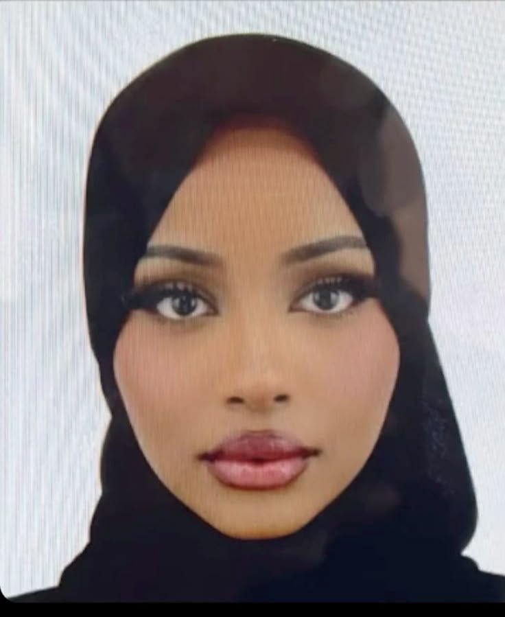 somalijpgs's tweet photo. somali girl passport photos will always be the ultimate makeup inspo https://t.co/CxiHFLEK9Q