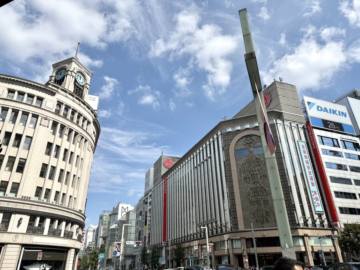 izu_saya's tweet photo. 今日はお友達とデュエルム聖地巡礼してきましたー！
「みんな来て！銀座が危ないの！」(ガイア)
の銀座四丁目交差点だよ！
描いたみたいにキレイな青空でした。
#DDFF https://t.co/GpskO0xVbq