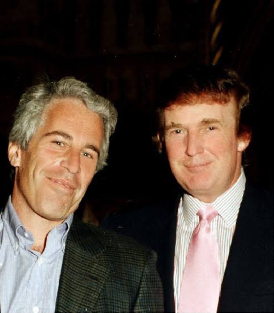 ifzweknd's tweet photo. hoje é dia das crianças, e nunca se esqueça que flávio bolsonaro sempre expressou sua admiração por trump que está envolvido até os dentes com epstein o traficante infantil.

A direita diz "proteja nossas crianças" mas exalta pedófilo. https://t.co/8KWdfUqkyq