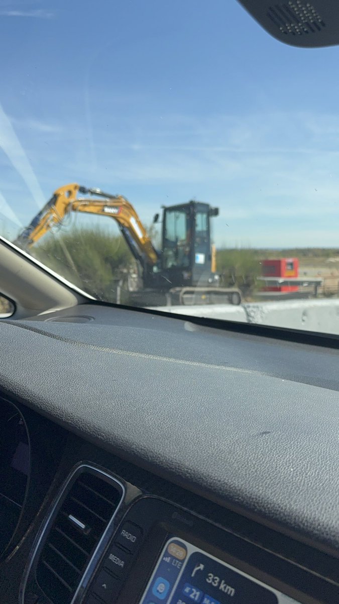 carmeng85186022's tweet photo. @DGTes 
Entrada en Madrid en la A1 con un carril cortado en la Cabrera a 12 de octubre. Sin avisos previos en la carretera. Vuelta de puente… camiones circulando y carriles cortados.. desastroso https://t.co/bmVAFfmPRw