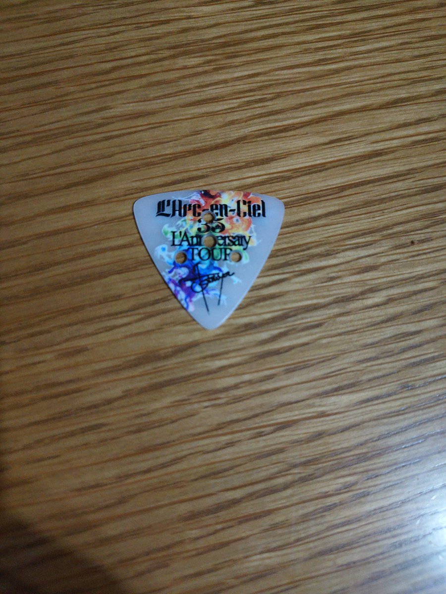 watanabeKen3721's tweet photo. てっちゃんありがとう家宝にします
@L'Arc～en～Ciel https://t.co/8EsIeYxbUX