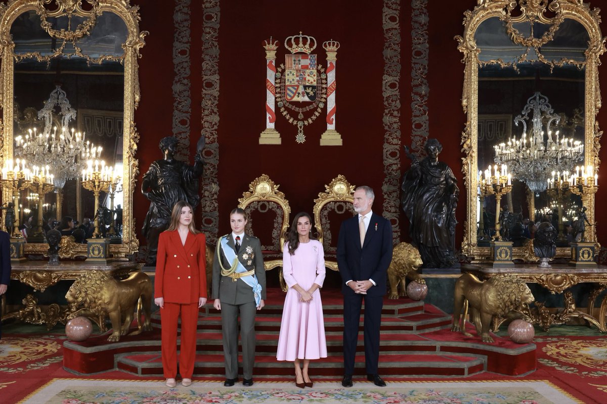 CasaReal's tweet photo. El Palacio Real de Madrid acoge la tradicional recepción con motivo del #DíaDeLaFiestaNacional, ofrecida por los Reyes, acompañados por la Princesa de Asturias y la Infanta Sofía. 

📽️ Vídeo en CasaRealTV: https://t.co/Hdh27IrSMh https://t.co/BdkWTHNpdu
