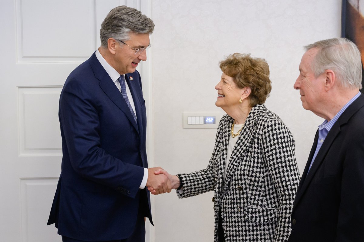 AndrejPlenkovic's tweet photo. Sastali smo se s delegacijom Kongresa SAD-a, @SenatorShaheen i @SenatorDurbin, koji borave u posjetu Hrvatskoj. Razgovarali smo o ratifikaciji Ugovora o izbjegavanju dvostrukog oporezivanja između RH i SAD-a, vanjskopolitičkim izazovima, s posebnim naglaskom na europskim integracijama susjedstva, političkoj situaciji u Bosni i Hercegovini nakon Općih izbora i osnaživanju energetske neovisnosti.

Hrvatska i SAD ostaju predani jačanju transatlantskog savezništva kao partnerstva jednakih, utemeljenog na uzajamnom poštovanju, zajedničkoj odgovornosti i predanosti sigurnosti i prosperitetu. 🇭🇷🇺🇸

@USEmbZagreb