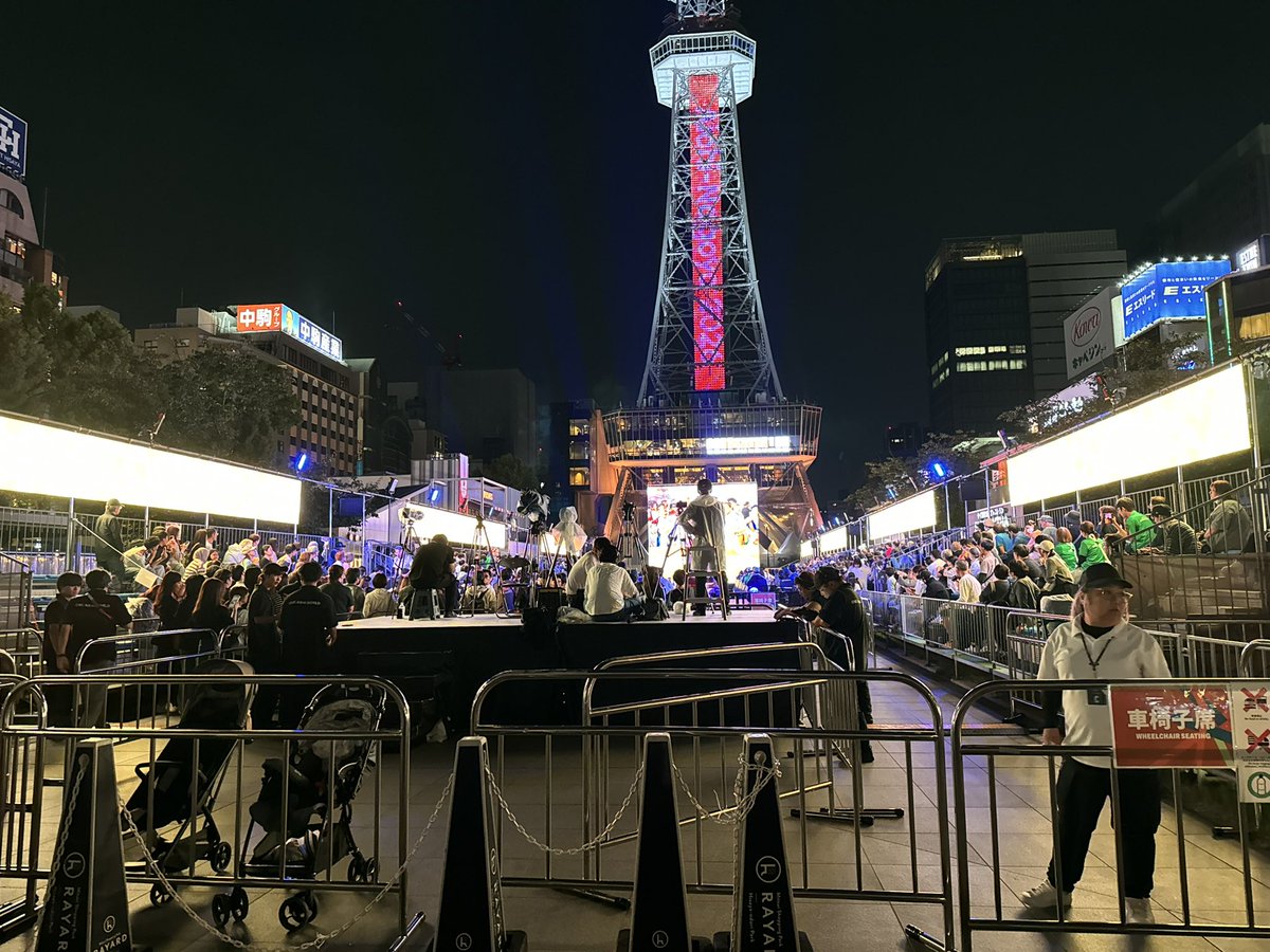 MitchellNoviter's tweet photo. 先週末、「ONE ASIA WORLD CROSSROADS FESTIVAL」に遊びに行きました！

「第20回 アジア競技大会」の最終日、たまたま閉会式やセレモニーを見る事が出来ました！大型スクリーンに照明、大迫力のステージでした！

まさか、栄のど真ん中で盆踊りをする時が来るとは思わなかったなぁ・・・（しみじみ） https://t.co/R2sUtPd6ML