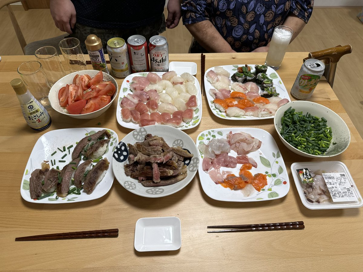 MitchellNoviter's tweet photo. さて、昨日の夕御飯がこちら！帰省、万歳っ！！（しみじみ）

今日に予定があったので、前日入り！弟がまた御寿司を作ってくれましたが、なんか上手になってました！
という訳で、家族とゆっくりと過ごしました！お酒を飲みながら、色々なお話をする事が出来て、とても楽しいね！もう有難い限りです！ https://t.co/FtXidQ0gJH