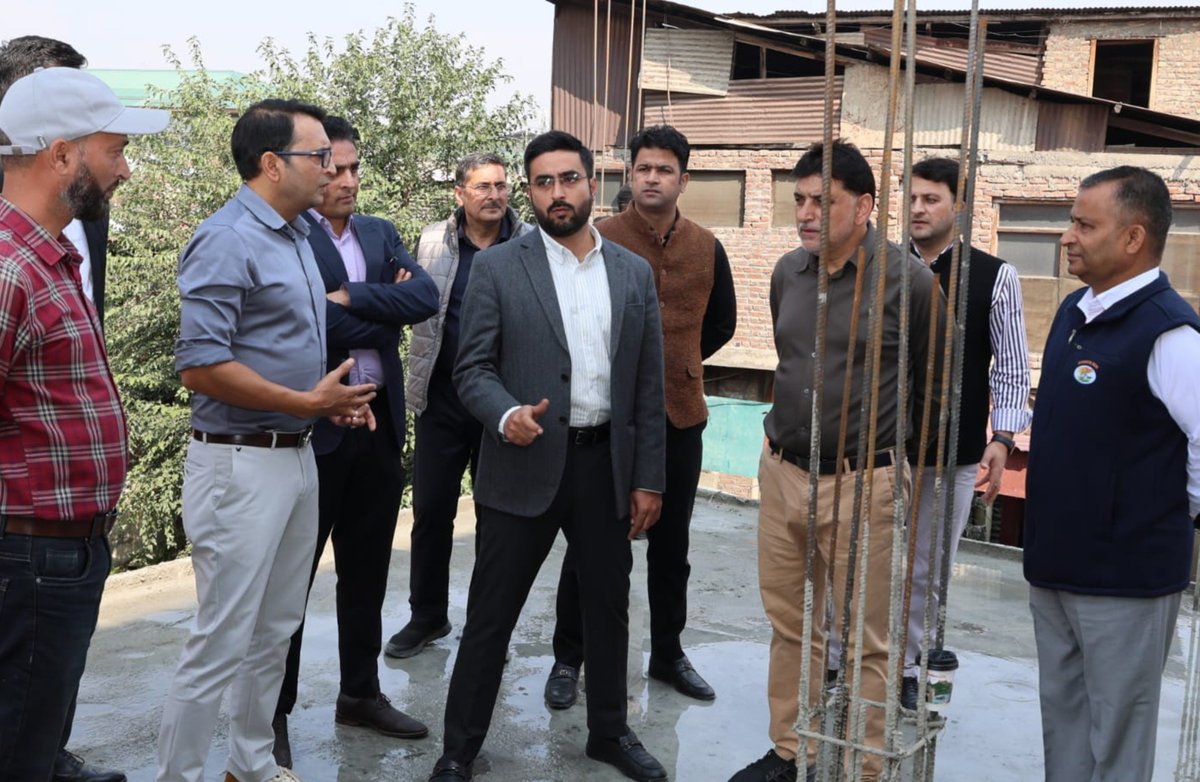 srinagaradmin's tweet photo. DC Srinagar @akshaylabroo inspects progress in construction of District Circuit House, Bemina &amp; Additional Accommodation Block of Sainik Bhawan

Emphasizes expeditious execution, strict adherence to prescribed quality standards and timely completion of projects
@diprjk https://t.co/GJzaxR0dEO