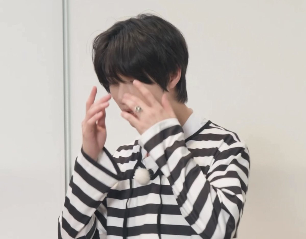 jjuandkkyu's tweet photo. he still had his ring here </3 https://t.co/mncHho9u74