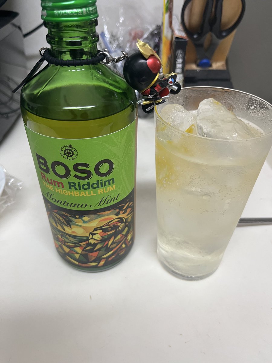 Genmu001's tweet photo. 10/12(月)
今日はウィスキーじゃなく……
明日への英気を養うため、先日、��ドバシカメラの洋酒祭で手に入れたBOSO Rumの炭酸割りを。
ミントの爽やかさと仄かな甘みで、シャワー上がりに最高です。
#BOSO
#Rum https://t.co/UNPbpzAN6D