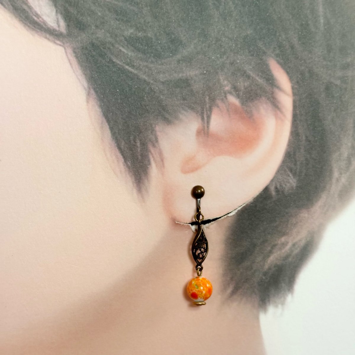 BeadsCitrus's tweet photo. iichiに出品しました。
オレンジ色が鮮やかなイヤリングです

大正時代の日本のヴィンテージガラス（チェリーブランド）と透かしパーツのイヤリング【オレンジ】 - シトラス https://t.co/UY9fAYmtiK @iichi_Japanより

#iichi #チェリーブランド #ヴィンテージビーズ #ヴィンテージガラス https://t.co/Iq98VfCpJM
