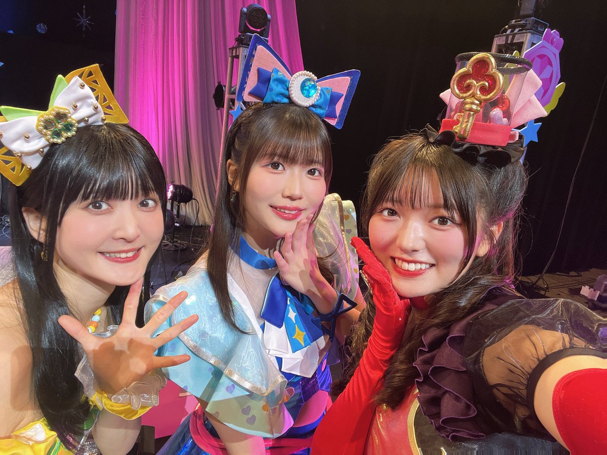fujidera_minori's tweet photo. #プリプリライブ 思い出②

だいすきなお2人！
ご一緒してる時の安心感がすごいです。
「We're The World」を、久しぶりに披露できてとても嬉しかった〜！
信号機みたいな色合い…☺️ https://t.co/WwQ5ZjYAOB